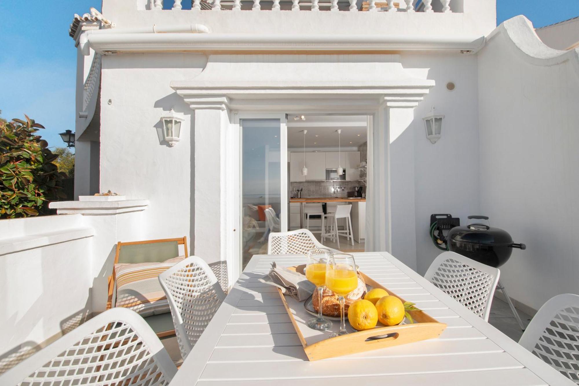 Oasis De Capistrano, Calle Palmas 24 B * Nerja