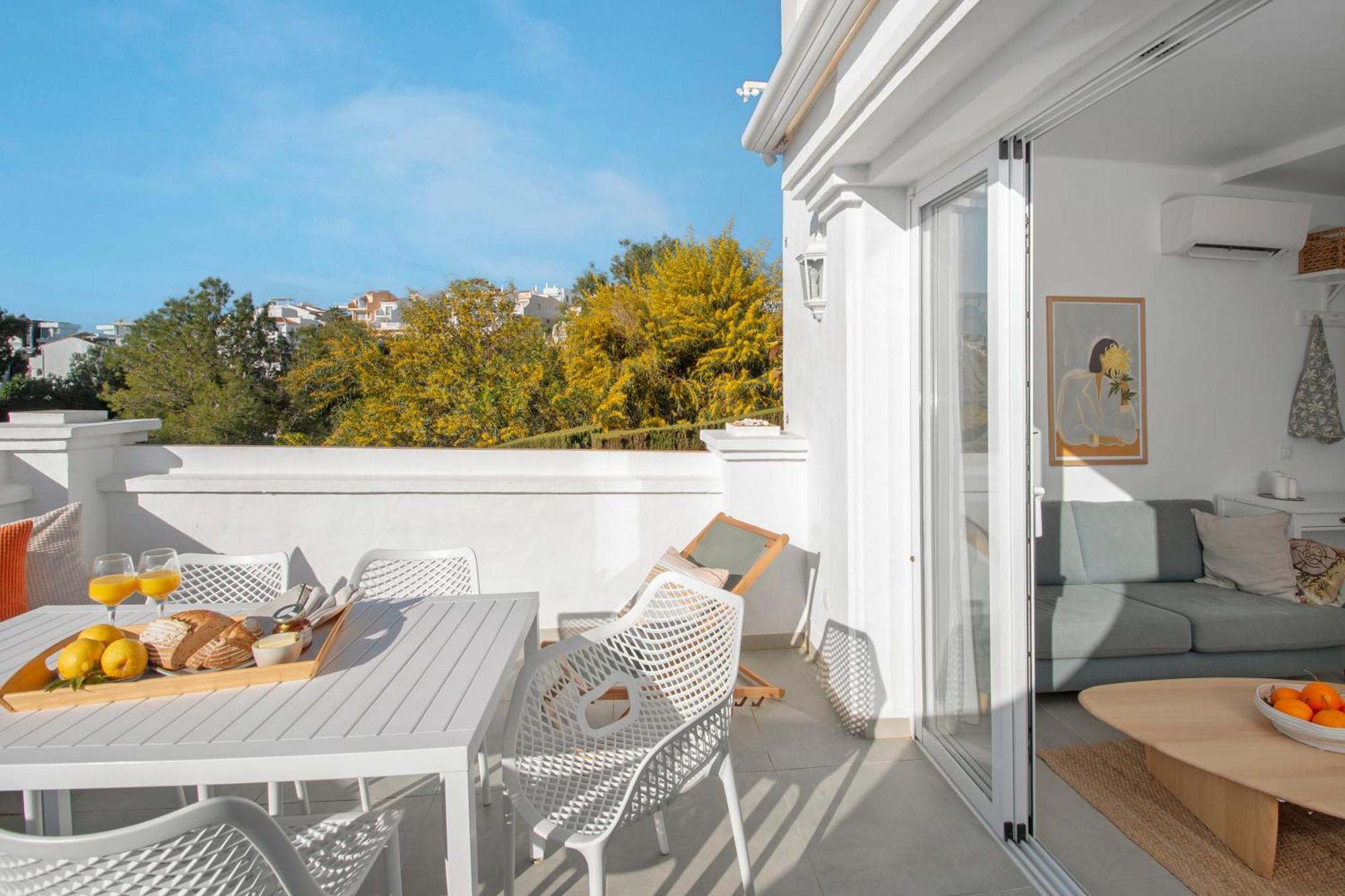 Oasis De Capistrano, Calle Palmas 24 B * Nerja